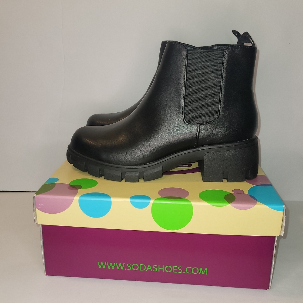 Soda Pioneer Black Lug Sole Mid Heel Gore Chelsea Fashion Ankle Elastic Boot 4.5